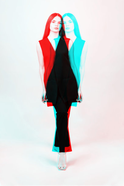 美丽的女人与黑色西装工作室肖像在RGB颜色分割效果图片下载