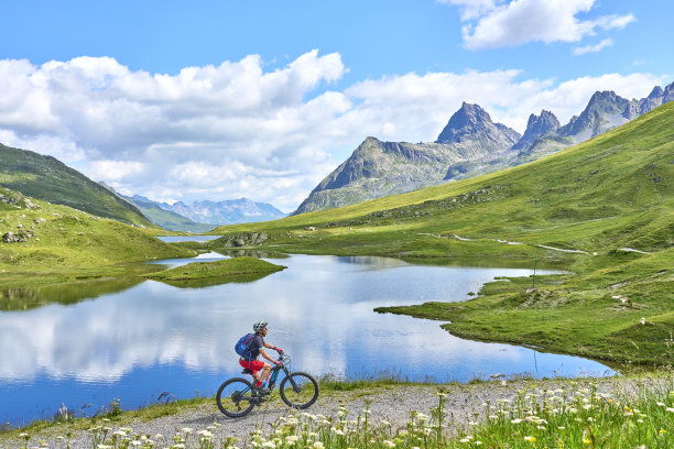 奥地利蒂罗尔西尔弗蕾塔山区，一位骑电动自行车的老妇人图片下载
