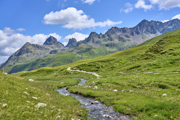 奥地利蒂罗尔西尔弗蕾塔山区，一位骑电动自行车的老妇人图片下载