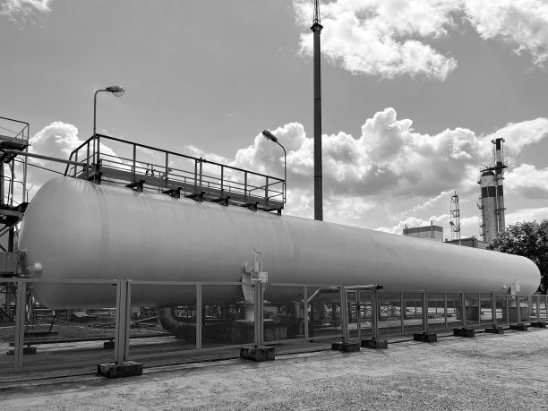 液氮贮存量大。为满足消费者的需要而进行的危险品运输和交付。黑白照片图片下载