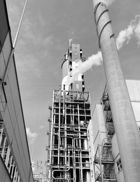 大容量生产带copyspace颗粒状尿素的车间。尿素颗粒生产造粒柱外观。黑白照片图片下载