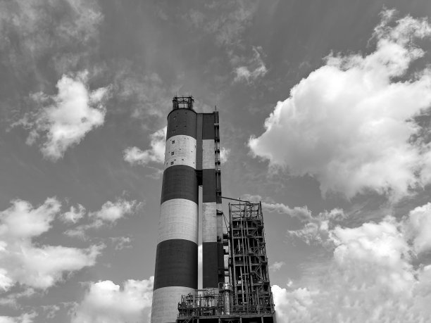 大容量生产带copyspace颗粒状尿素的车间。尿素颗粒生产造粒柱外观。黑白照片图片下载