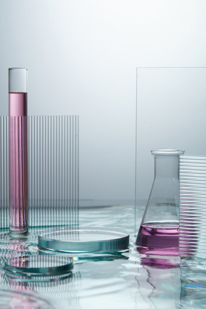 空白的产品展台，透明平台和水背景的实验室设备，抽象的产品内容图片下载