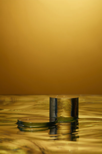 水和抽象的背景装饰玻璃器皿与空白的产品，抽象的背景图片下载