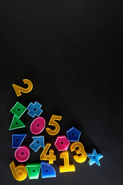 黑板上的几何形状和数字图片下载