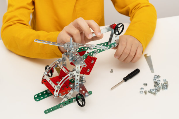 男孩玩铁结构设置造型。图片下载