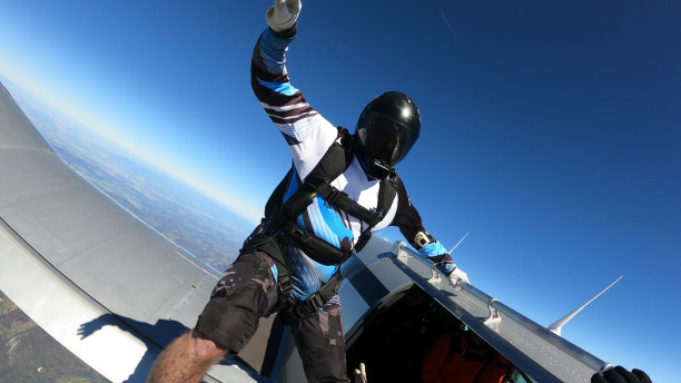 跳伞运动员准备从飞机上跳伞图片下载