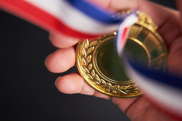 极近距离手持金牌图片下载