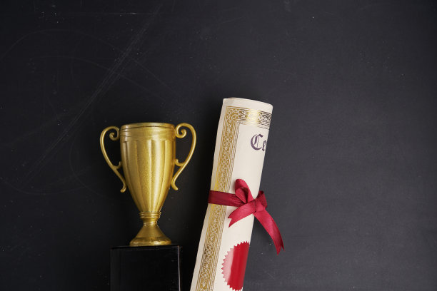 奖杯和证书卷对着黑板图片下载