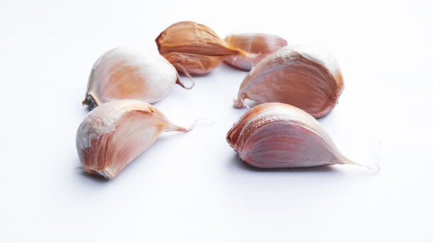 蒜瓣在白色背景上的特写图片下载
