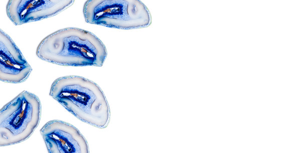 蓝色玛瑙晶体图案孤立在白色背景上，俯视图自然切片美丽的宝石抽象平面布局。玛瑙石治疗水晶，简约风格布局图片下载