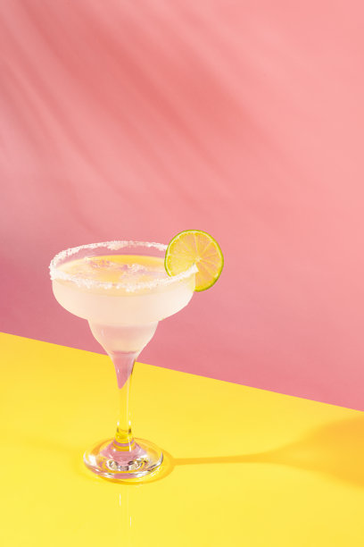 一杯美味的玛格丽塔鸡尾酒在粉红黄色的背景下分离图片下载
