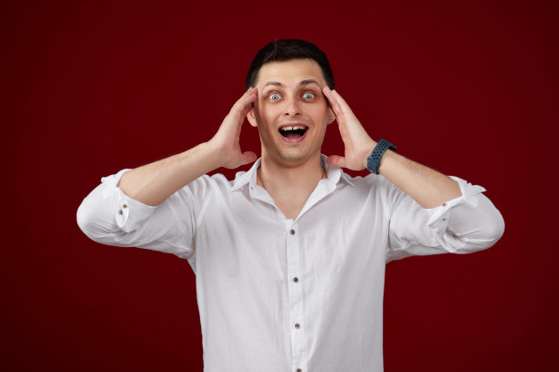 穿着白衬衫的黑发青年惊讶不已图片下载