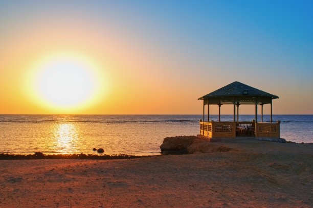 田园海滩与露台日出，Marsa Alam，红海，埃及图片下载