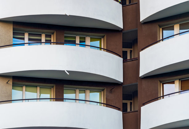 阳台。住宅建筑阳台的混凝土栏杆图片下载