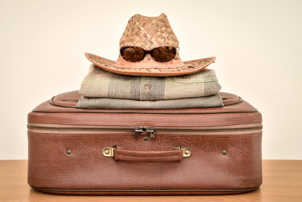 装着旅行服装和墨镜的复古行李箱图片下载