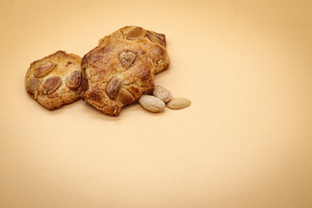 自制甜杏仁饼干(杏仁饼干)在橙子上分离出三颗杏仁图片下载