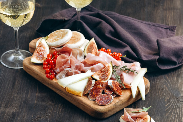 意大利开胃菜:火腿、摩泰台拉香肚、腊肠、芝士、无花果、红醋栗、饼干图片下载