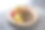 菲力牛排与番茄在盘子孤立在黑暗的背景，侧视图食物图片下载