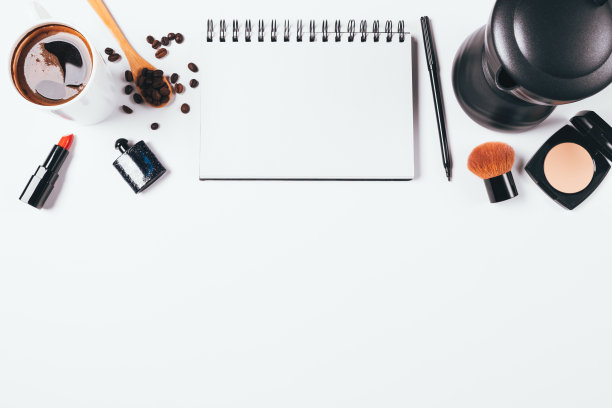 俯视图女性工作场所与空白记事本图片下载