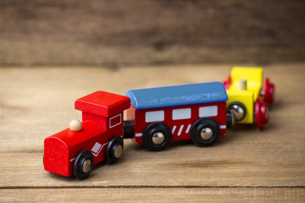 儿童玩具彩色木制火车孤立在木制背景图片下载
