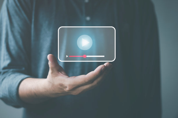 在线流媒体的概念。男人的手显示流媒体屏幕。代表互联网的使用在线。图片下载