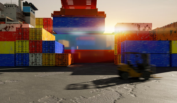 海运集装箱工作于海港，物流经营理念图片下载