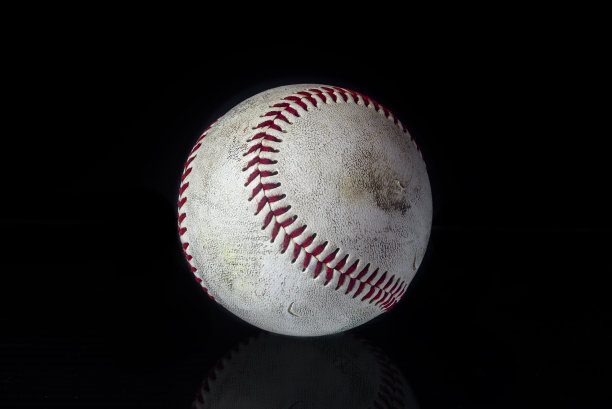 黑色背景的棒球。美国传统体育游戏。图片下载