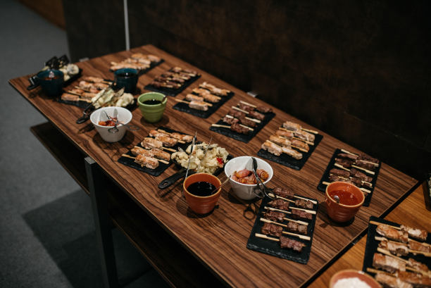 桌顶视图的辛辣食物股票的照片。图片下载