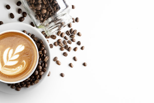 一杯咖啡和咖啡豆在白色的桌子背景。俯视图图片下载