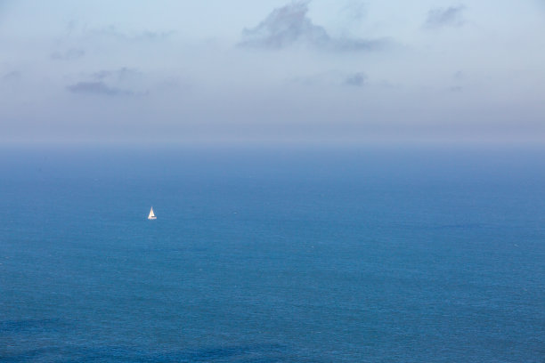 在平静的水面上乘坐帆船俯瞰苏塞克斯海岸外的海洋图片下载