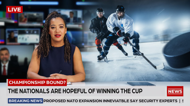 分屏电视新闻直播:女主播谈话。报告文学蒙太奇:海报上出现的冰球运动员在锦标赛上的照片。有线电视节目概念。图片下载