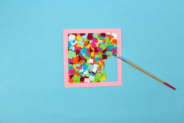 粉色画框配彩纸用毛笔创作，艺术设计，艺术理念，艺术创作过程，粉彩蓝色背景图片下载