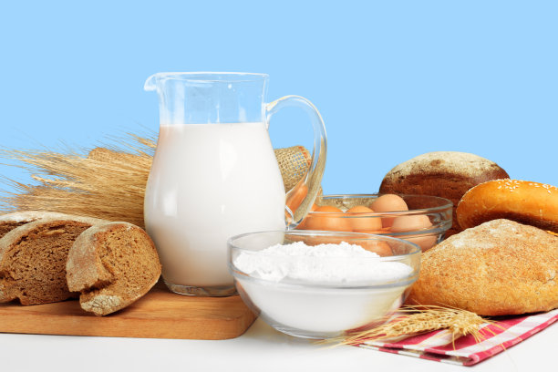 面包和牛奶在桌子上图片下载