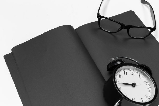 为文本提供复制空间的空白办公桌背景。前视图。图片下载