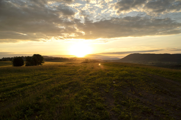 捷克共和国田野上美丽的日落景观。大自然。图片下载