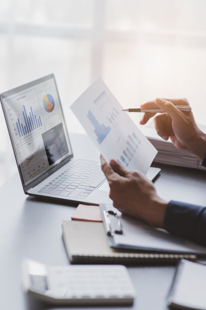 法律业务顾问在办公室工作，案头放着文件，做财务报告的策划分析、商业投资计划、财务概念分析图片下载