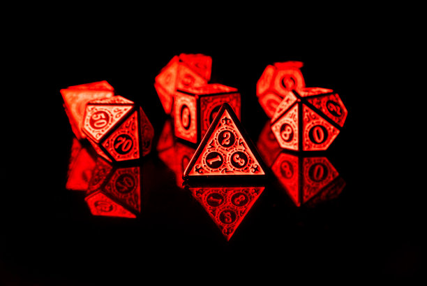 RPG骰子照明彩色光，光绘画风格的照片，选择性聚焦。图片下载