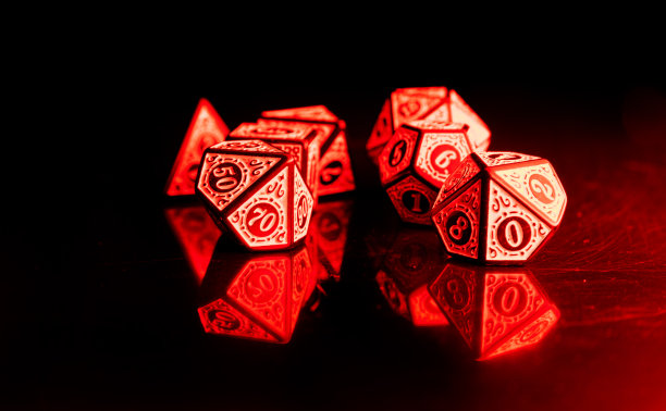 RPG骰子照明彩色光，光绘画风格的照片，选择性聚焦。图片下载