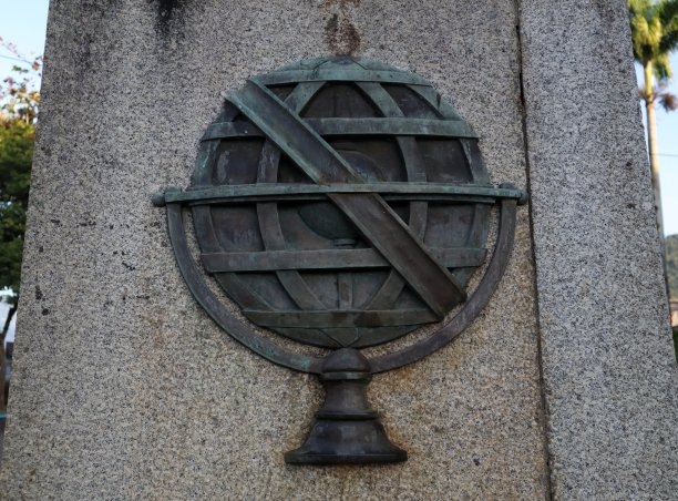 固定在乌巴图巴主要广场方尖碑上的风格化金属地球仪图片下载