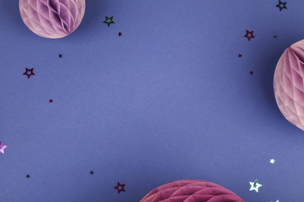 紫色斯堪的纳维亚现代纸蜂窝装饰，蓝色背景。幸福、欢乐、生日、聚会、广告、文案空间概念图片下载