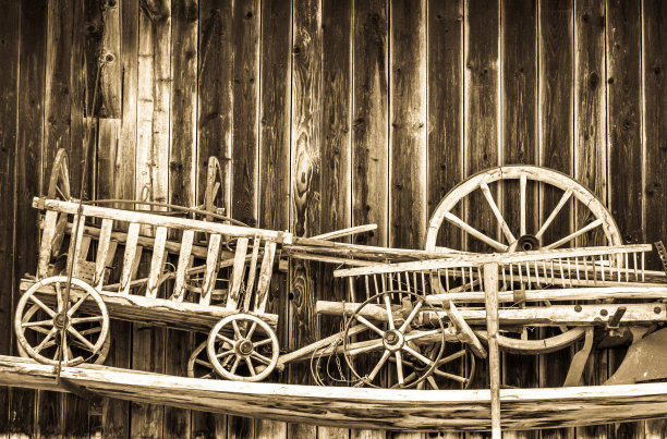 旧木干草拖车-特写图片下载