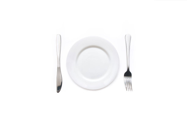 一张撕破的百元大钞放在一个陶瓷盘子里，刀叉之间，铺着桌布。图片下载