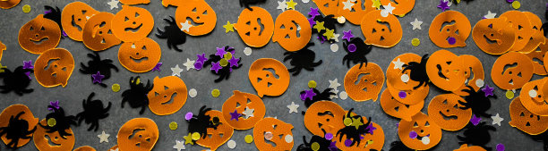 横幅万圣节背景:闪亮的五彩纸屑形状的橙色南瓜，黑色蜘蛛和五颜六色的星星绿色，紫色的颜色图片下载