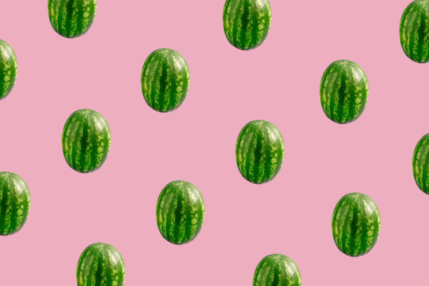 西瓜，会飞的西瓜，图案在淡粉色的背景上。概念最小的西瓜图片下载