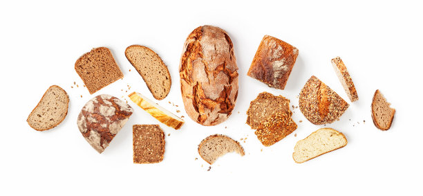 新鲜面包创意布局在白色背景图片下载