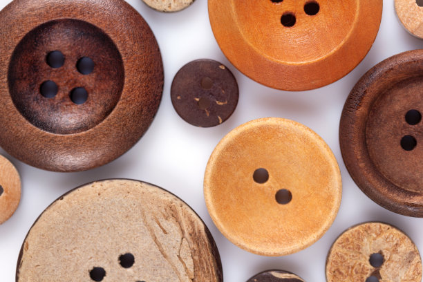 按钮孤立在白色背景。木制按钮收集特写图片下载