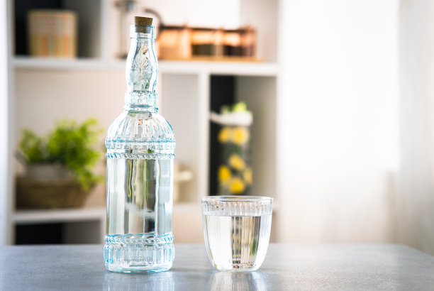 厨房桌上的一杯纯净水图片下载