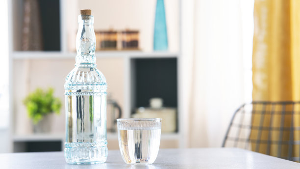 厨房桌上的一杯纯净水图片下载
