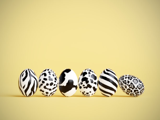六个复活节彩蛋与动物皮肤图案在黄色的背景图片下载